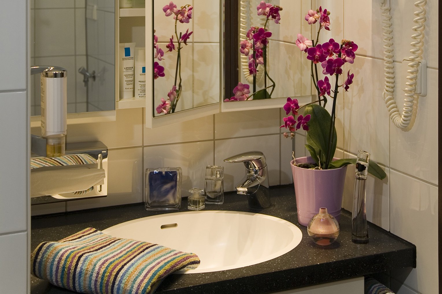 Badezimmer mit Dusche, modernen Armaturen und Spiegelschrank. Badezimmer mit Dusche, modernen Armaturen und Spiegelschrank.