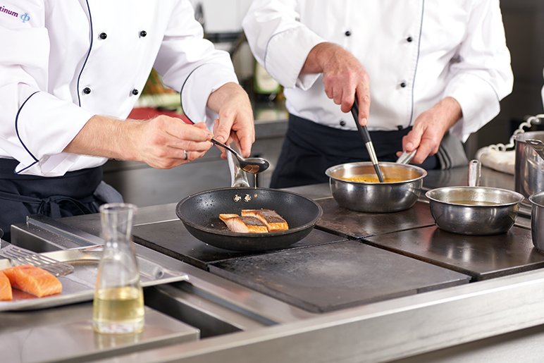 Im Augustinum Roth wird mit hochwertigen Zutaten täglich frisch gekocht. Im Augustinum Roth wird mit hochwertigen Zutaten täglich frisch gekocht.