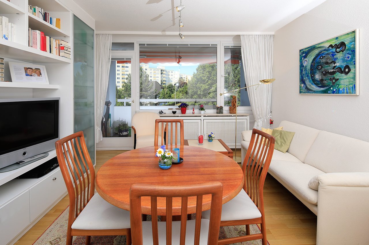 Der Grundriss der 2-Zimmer-Wohnungen bietet viel Spielraum bei der Einrichtung. Esstisch mit Stühlen, Sofa und Schrankwand