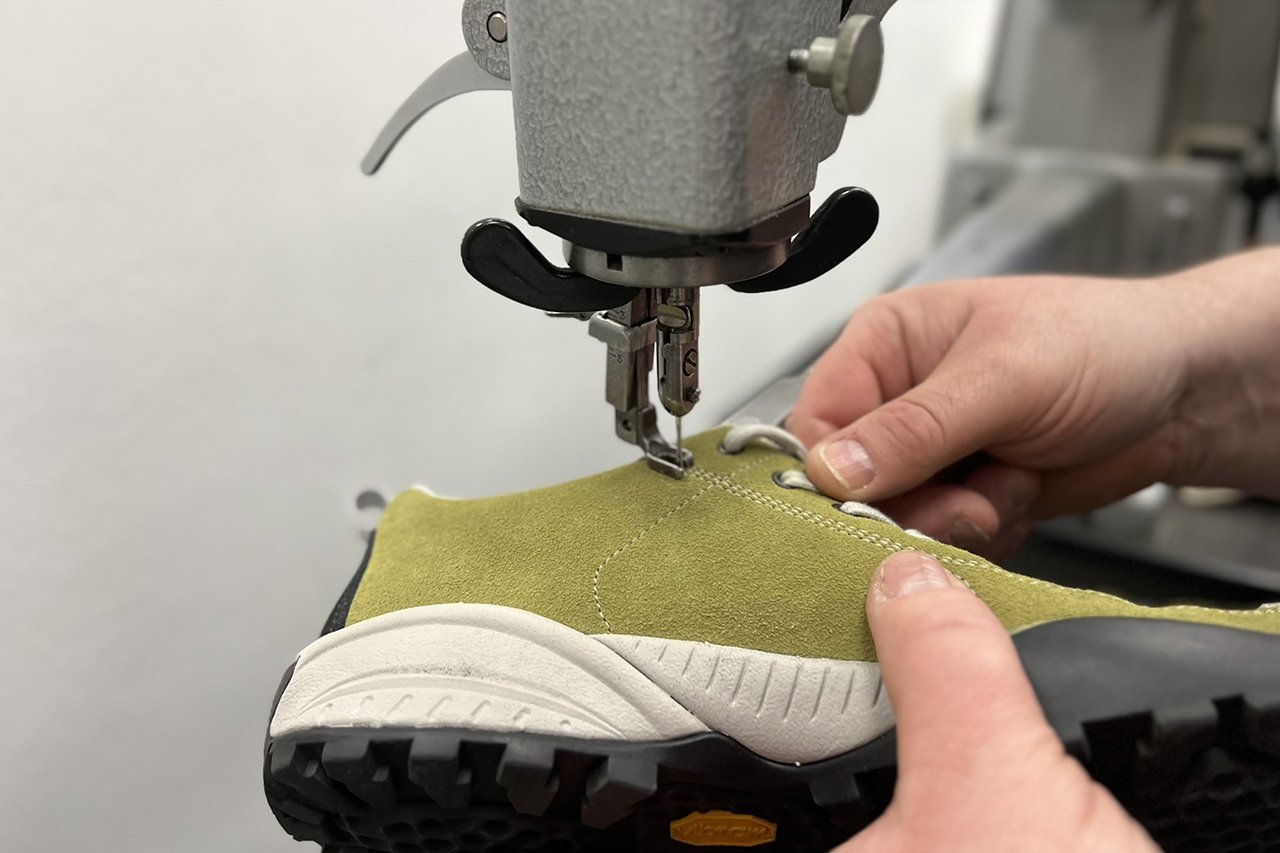 Augustinum Schusterei Schuhreparaturen Die Naht eines Schuhs wird ausgebessert