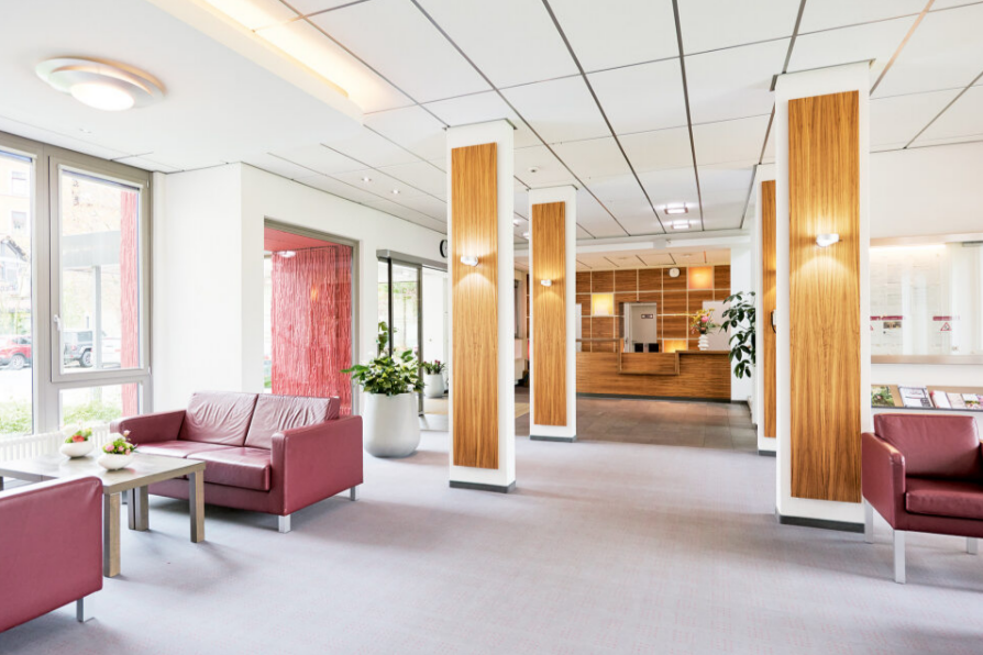 Augustinum Seniorenresidenz Braunschweig Empfangsbereich Der Empfangsbereich des Augustinum Braunschweig mit bequemen Sitzmöglichkeiten