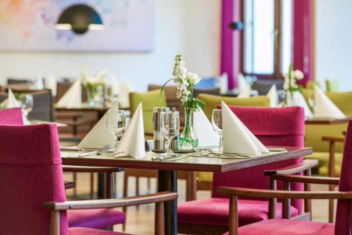 Augustinum Seniorenresidenz Roth Restaurant Gedeckte Tische in einem Restaurant