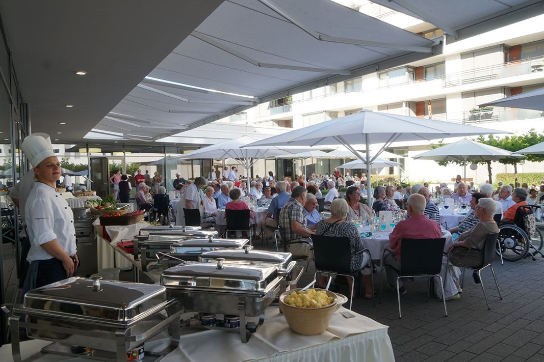 Bei Festen und Feiern zeigen Küche und Service, was sie können. Hier beim Sommerfest 2018 mit Köstlichkeiten vom Grillbüffet auf der festlich dekorierten Restaurantterrasse. Bei Festen und Feiern zeigen Küche und Service, was sie können. Hier beim Sommerfest 2018 mit Köstlichkeiten vom Grillbüffet auf der festlich dekorierten Restaurantterrasse.