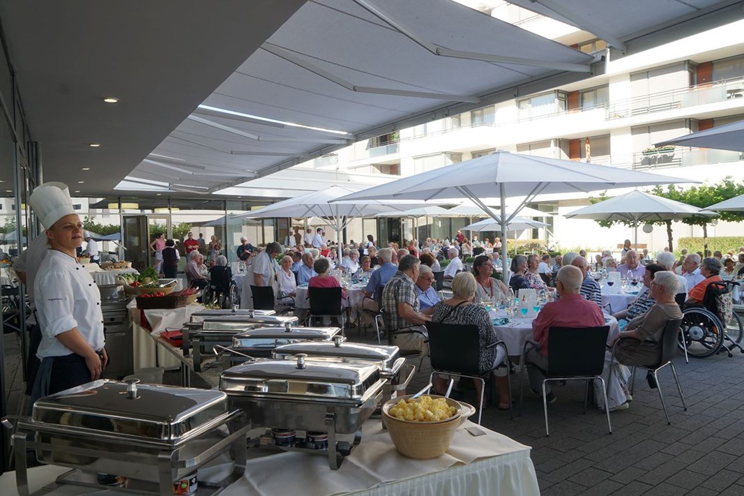 Bei Festen und Feiern zeigen Küche und Service, was sie können. Hier beim Sommerfest 2018 mit Köstlichkeiten vom Grillbüffet auf der festlich dekorierten Restaurantterrasse.