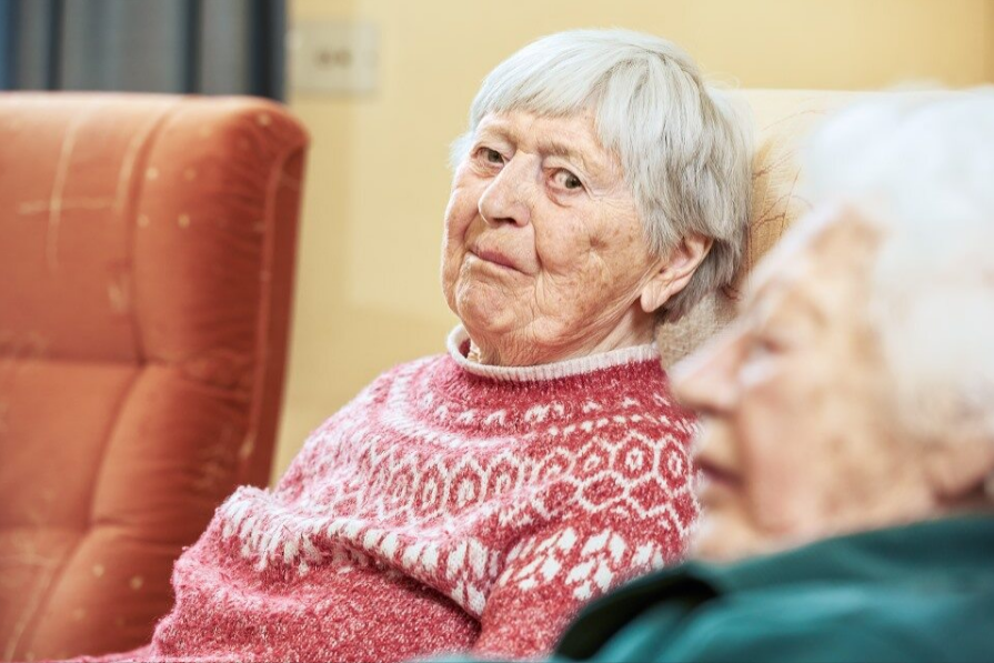 Augustinum Berchtesgadener Land Tagespflege Entspannungsmöglichkeit Porträtaufnahme einer Seniorin in einem Sessel