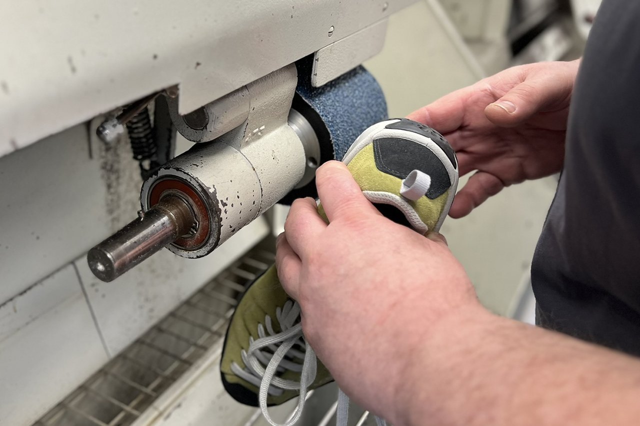 Augustinum Schusterei Schuhreparaturen 5 Eine erneuerte Schuhsohle wir geschliffen