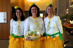 Drei als Zitronen verkleidete Mitarbeiterinnen der Augustinum Gastronomie bei der Hausfasnet im Augustinum Meersburg