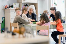 Bewohnerin des Augustinum Roth, die sich ehrenamtlich im benachbarten Kindergarten engagiert und dort mit den Kindern spielt