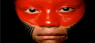 Tukano & Kayapó: Zwei Indianerkulturen im Vergleich Nahe Portraitaufnahme einer amazonischen Einwohnerin mit auffälliger roter und schwarzer Gesichtsbemalung.