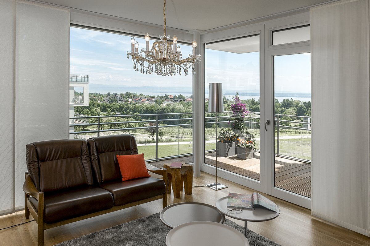 Bodentiefe Fenster und großzügige Balkone, die meisten mit Seeblick, schaffen ein helles, lichtdurchflutetes Wohnambiente, das sich nach außen in die Landschaft öffnet. Bodentiefe Fenster und großzügige Balkone, die meisten mit Seeblick, schaffen ein helles, lichtdurchflutetes Wohnambiente, das sich nach außen in die Landschaft öffnet.