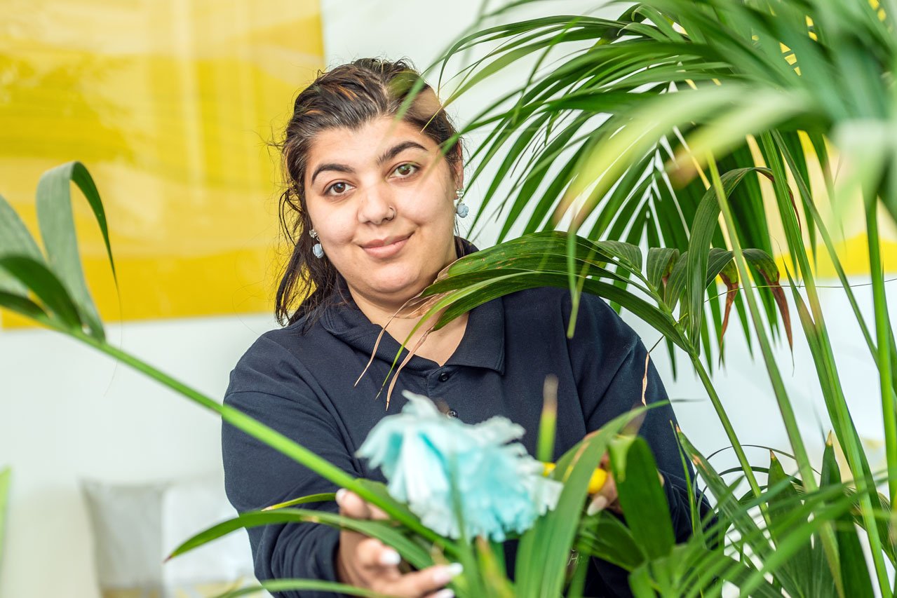 Pflanzenreinigung Eine Klientin der Augustinum Gärtnerei Hollern reinigt eine Pflanze