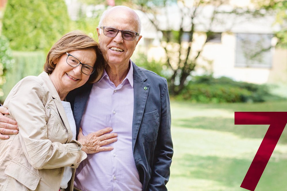 Augustinum Seniorenresidenzen gibt es seit mehr als 60 Jahren Porträtaufnahme eines glücklichen Seniorenpaars