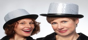 die zwei Kabarettistinnen Elisabeth Kabatek und Ilona Nowak