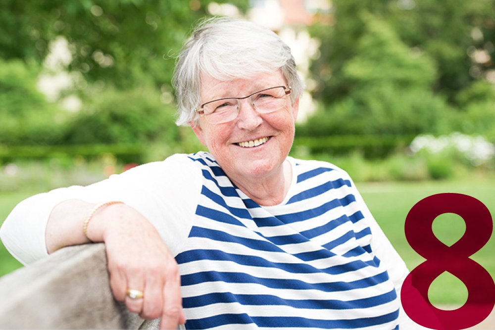 Herzliche und engagierte Augustinum Mitarbeiter kümmern sich um Sie Porträtaufnahme einer lächelnden Seniorin