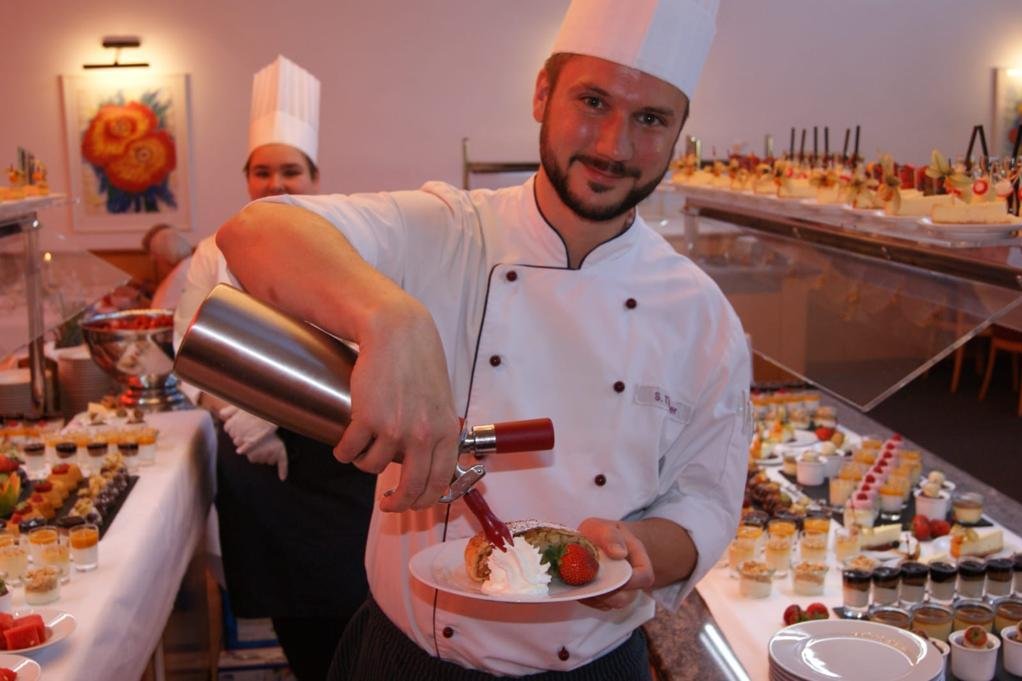 Die Feiertagsmenüs aus mindestens vier Gängen brauchen keinen Vergleich mit gehobener Hotelgastronomie zu scheuen. Die Feiertagsmenüs aus mindestens vier Gängen brauchen keinen Vergleich mit gehobener Hotelgastronomie zu scheuen.