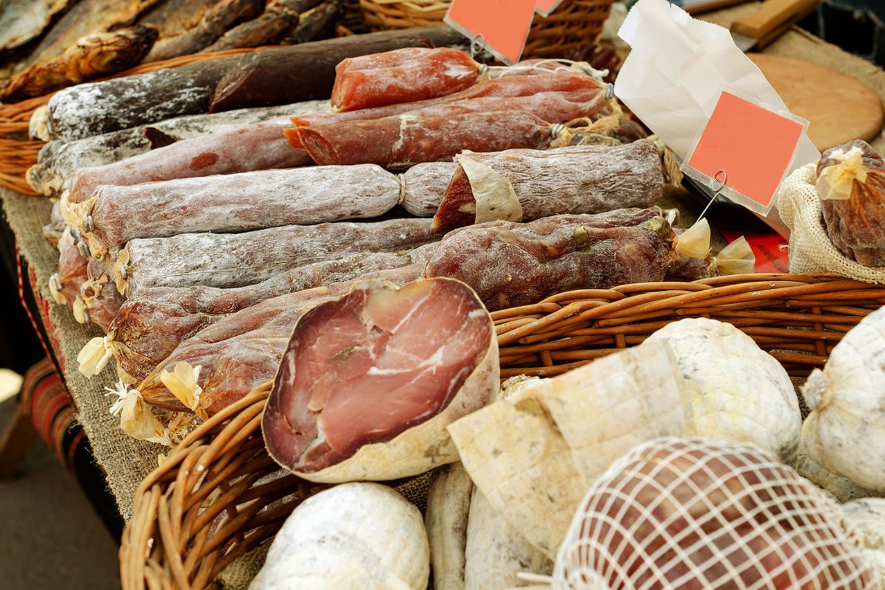 Fleisch, Schinken und Wurst vom Fach-Zentrum Metzgerei und Gastronomie Auslage mit Wurst und Schinken