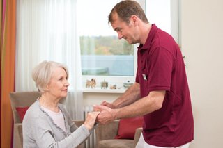 Augustinum Chronik Pflege Ein Pfleger des Augustinum betreut eine Seniorin