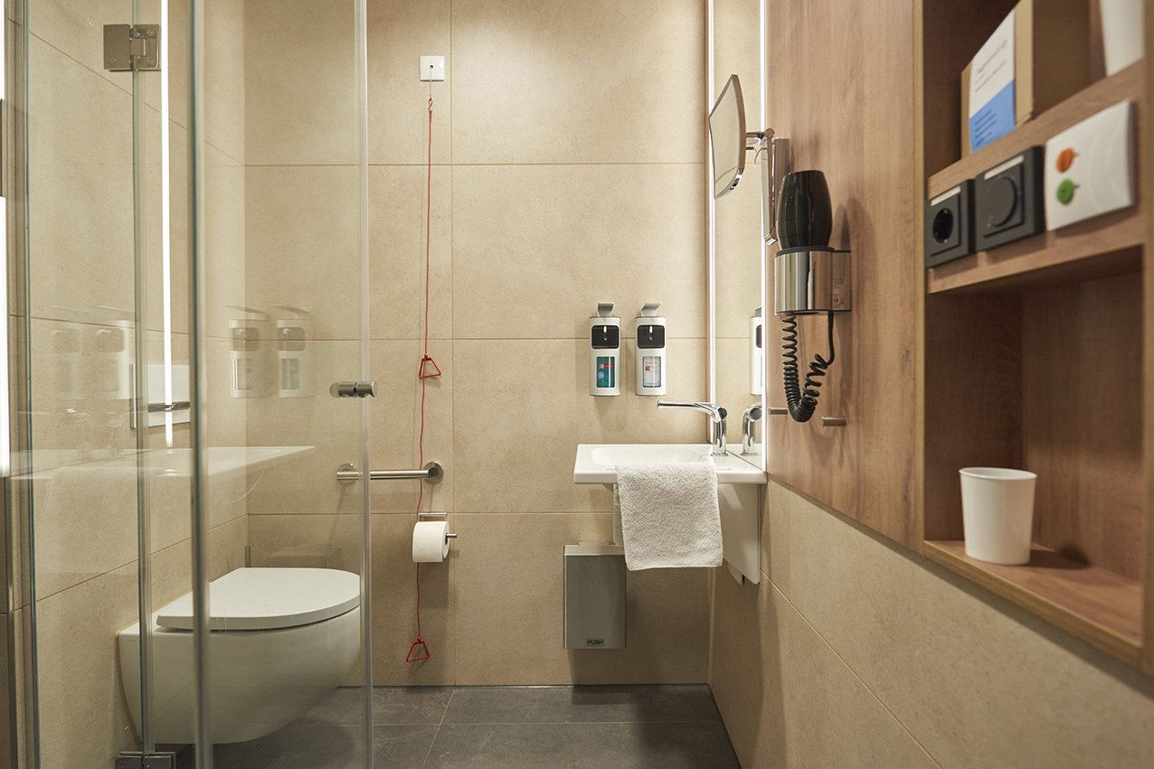 Augustinum Klinik Wahlleistungsstation Bad Die Ausstattung des Bads in den Zimmern der Wahlleistungsstation der Augustinum Klinik