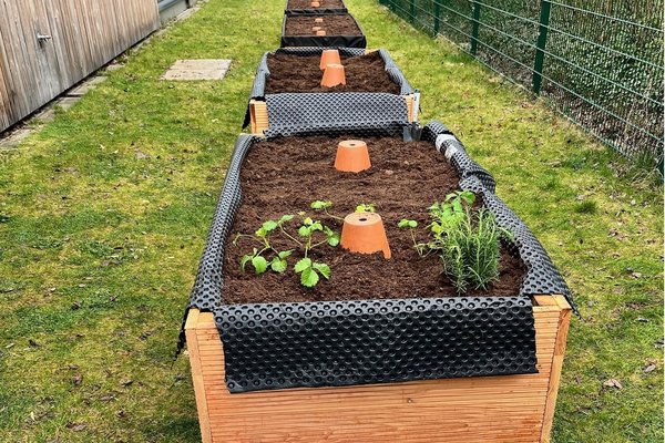 Augustinum Otto-Steiner-Schule Hochbeete Vier rollstuhlgerechte Hochbeete im Garten der Otto-Steiner-Schule