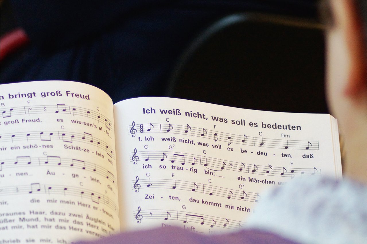 Chor aufgeschlagenes Liederbuch