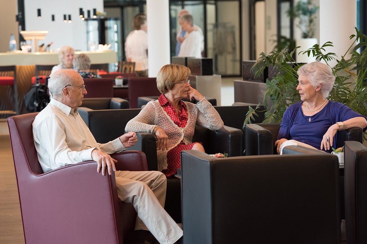 Der großzügige Eingangsbereich lädt zum Verweilen ein und bietet Gelegenheit für Gespräche mit anderen Bewohnerinnen und Bewohnern oder auch mit Ihren Gästen. Der großzügige Eingangsbereich lädt zum Verweilen ein und bietet Gelegenheit für Gespräche mit anderen Bewohnerinnen und Bewohnern oder auch mit Ihren Gästen.