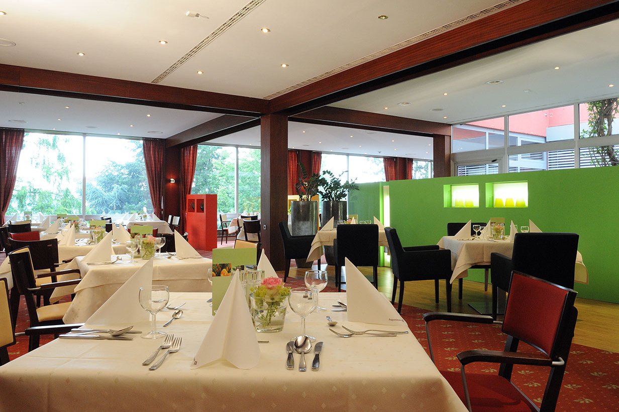 Aus der täglich wechselnden Karte wählen Sie Ihr Mittagsmenü spontan am Tisch aus - ohne Vorbestellung. Aus der täglich wechselnden Karte wählen Sie Ihr Mittagsmenü spontan am Tisch aus - ohne Vorbestellung.