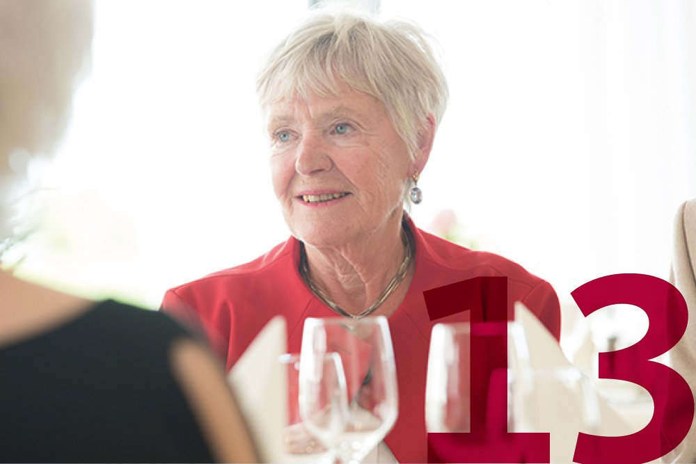 Qualität und Service wie in der gehobenen Gastronomie Eine Seniorin sitzt an einem gedeckten Tisch