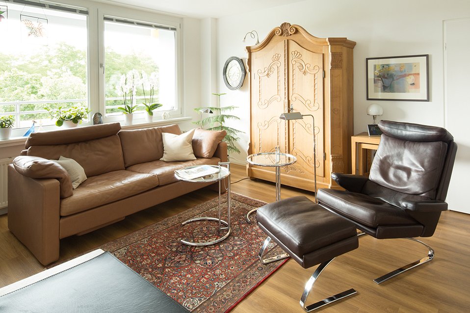 Augustinum Seniorenresidenz Braunschweig Wohnung 2 Ein Wohnbereich mit Couch, Sessel und Schrank