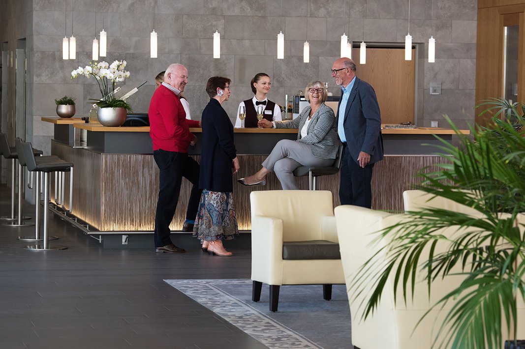 Treffen Sie sich an der Lobbybar auf einen Aperitif oder Digestif. Auch bei Veranstaltungen im Haus ist die Bar geöffnet. Treffen Sie sich an der Lobbybar auf einen Aperitif oder Digestif. Auch bei Veranstaltungen im Haus ist die Bar geöffnet.