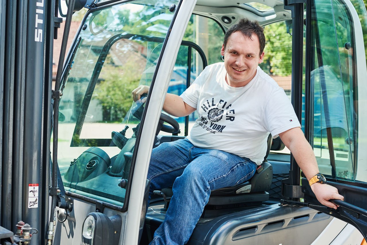 Gabelstapler Ein Klient sitz in einem Gabelstapler