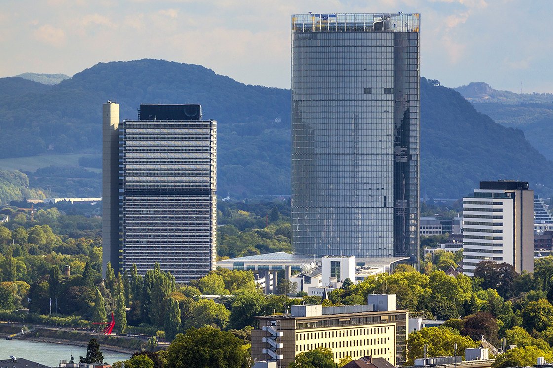 Der Post-Tower und der „Lange Eugen“, das ehemalige Abgeordnetenhochhaus des Deutschen Bundestages, sind Landmarken des modernen Bonn. Der Post-Tower und der „Lange Eugen“, das ehemalige Abgeordnetenhochhaus des Deutschen Bundestages, sind Landmarken des modernen Bonn.