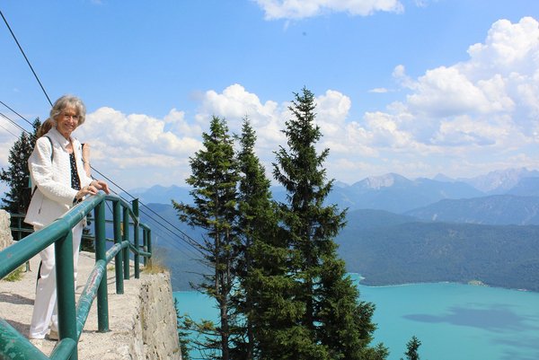 Augustinus Seniorenresidenzen Ausflüge Eine Seniorin steht an einem Weg neben einem Gewässer