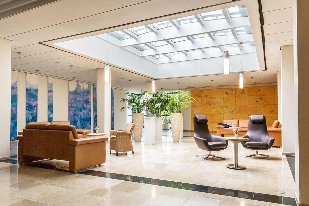 Wie der helle, großzügige Empfangsbereich befinden sich alle öffentlichen Räume im Erdgeschoss und sind auf kurzen Wegen miteinander verbunden. Wie der helle, großzügige Empfangsbereich befinden sich alle öffentlichen Räume im Erdgeschoss und sind auf kurzen Wegen miteinander verbunden.