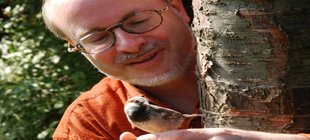 Uwe Westphal mit Vogel in der Hand