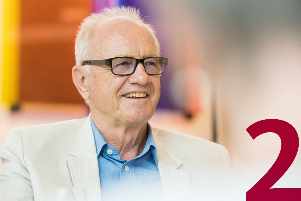 Im Augustinum bestimmen Sie selbst, wie Sie Ihr Leben gestalten Lächelnder Senior mit Brille