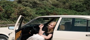 Frau sitzt rauchend im Auto Frau sitzt rauchend im Auto