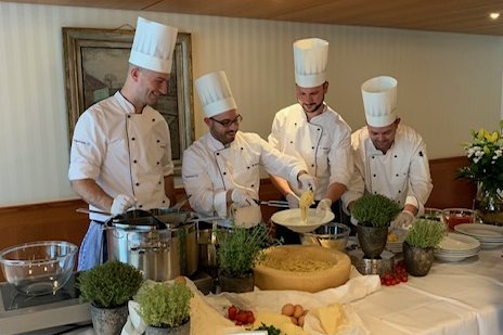 Kulinarische Höhepunkte sind die Feste im Haus, bei denen Küche und Service immer wieder zeigen, was sie können … Kulinarische Höhepunkte sind die Feste im Haus, bei denen Küche und Service immer wieder zeigen, was sie können …