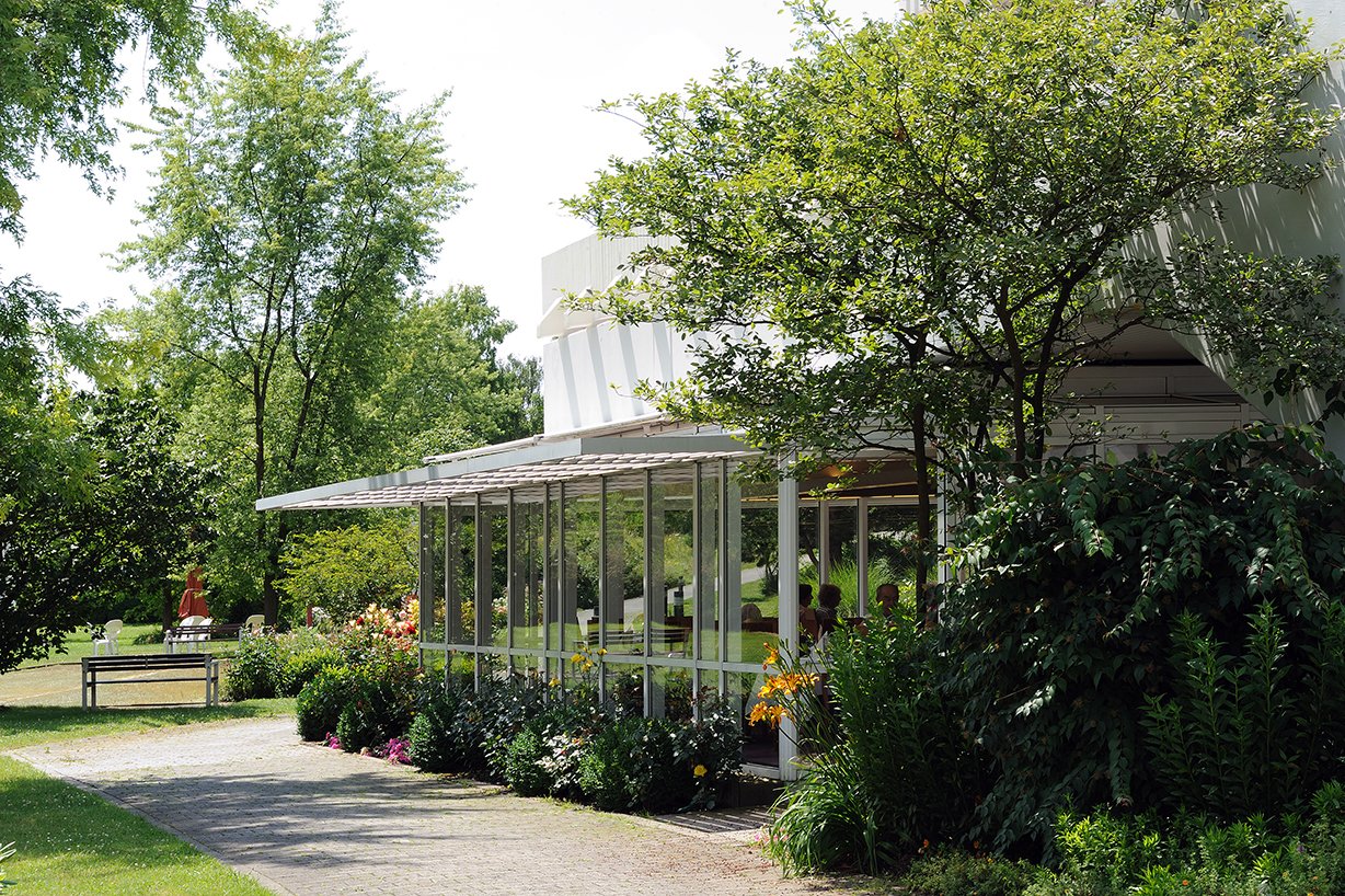 Im verglasten Teil des Restaurants speist man wie unter freiem Himmel. Wintergarten am Restaurant