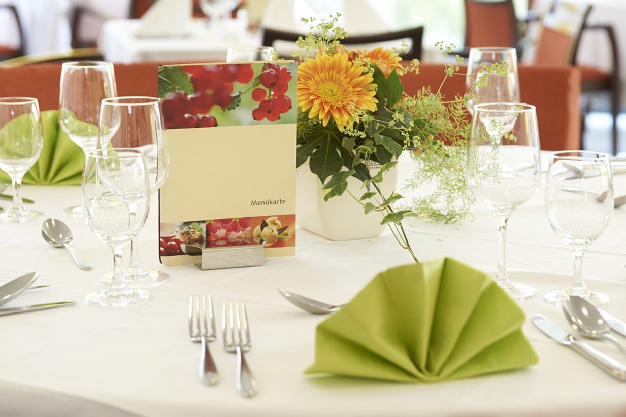 Ihr Mittagsmenü wählen Sie direkt am Tisch aus der Menükarte. Ihr Mittagsmenü wählen Sie direkt am Tisch aus der Menükarte.