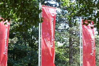 Augustinum Chronik Rechtsformwandel Fahnen mit dem Augustinum Logo