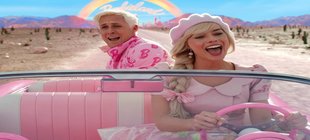 Barbie Stereotyp-Barbie und Ken fahren in einem Cabrio singend durch die Wüste