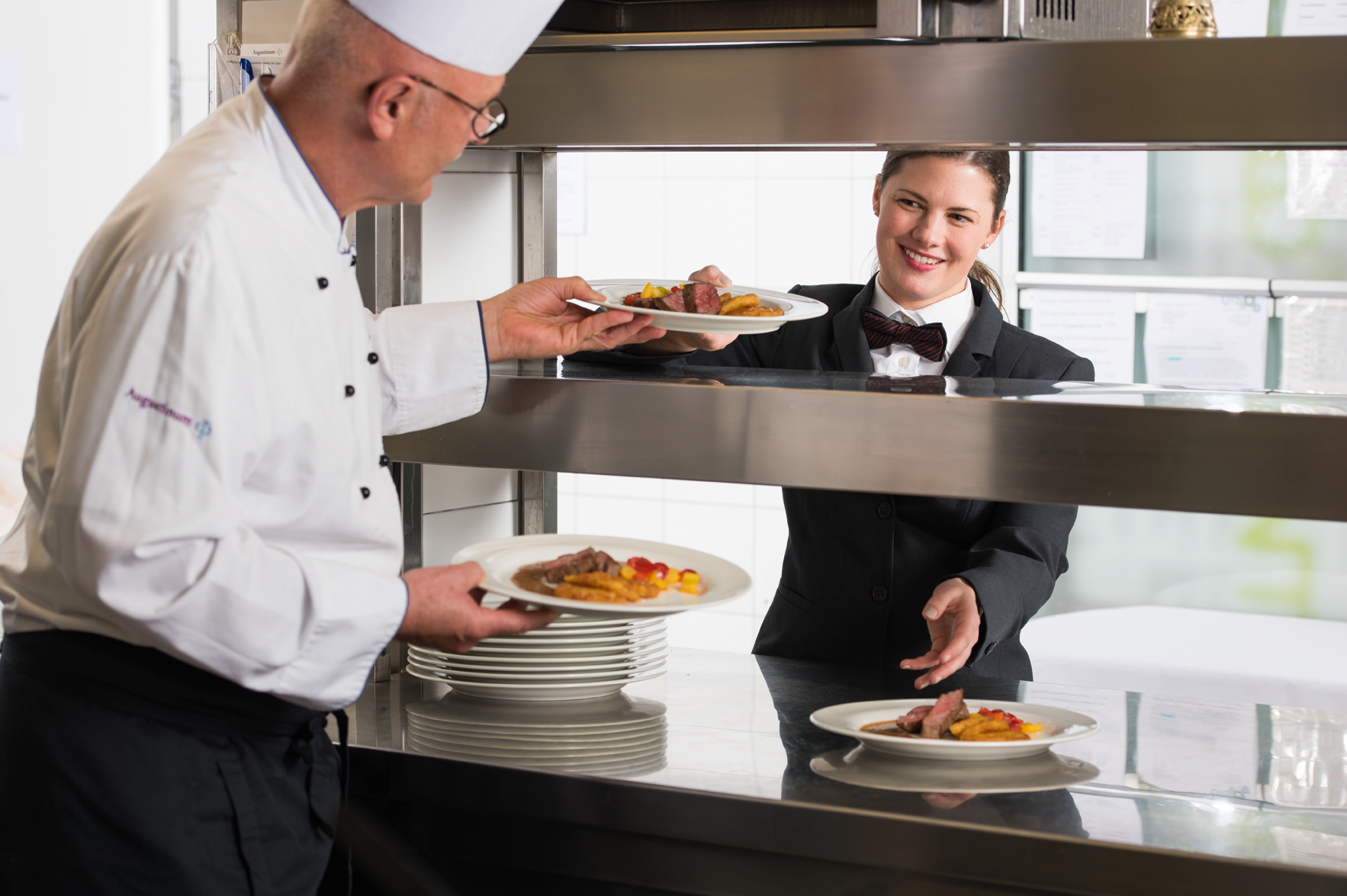 Die „Stammbedienung“ der Bewohner ist zugleich persönlicher Ansprechpartner und kennt die Vorlieben der Gäste. Die „Stammbedienung“ der Bewohner ist zugleich persönlicher Ansprechpartner und kennt die Vorlieben der Gäste.