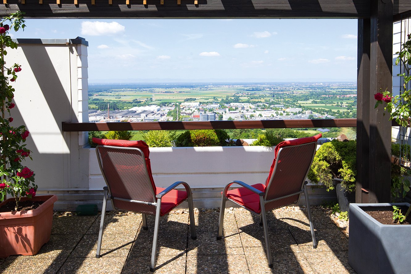 Von der Dachterrasse reicht der Ausblick weit über das Rheintal hinweg bis zum Pfälzer Wald. Von der Dachterrasse reicht der Ausblick weit über das Rheintal hinweg bis zum Pfälzer Wald.