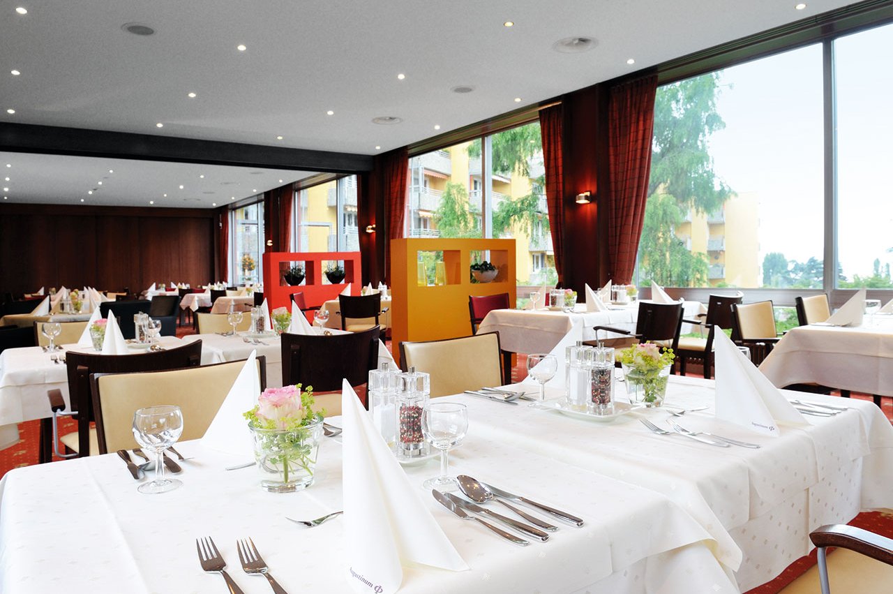 Jeden Tag können Sie im stilvollen Restaurant zwischen vier Drei-Gänge-Menüs auswählen oder sich bei besonderen Gelegenheiten und Festen vom Restaurant-Team verwöhnen lassen. Jeden Tag können Sie im stilvollen Restaurant zwischen vier Drei-Gänge-Menüs auswählen oder sich bei besonderen Gelegenheiten und Festen vom Restaurant-Team verwöhnen lassen.