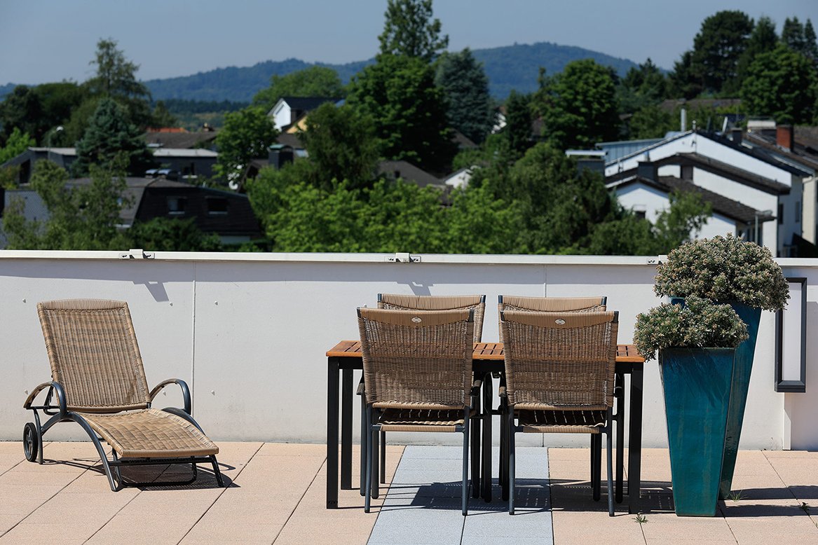 Die sonnige Dachterrasse lädt mit Sonnenstühlen und Sitzecken zum Entspannen ein. Die sonnige Dachterrasse lädt mit Sonnenstühlen und Sitzecken zum Entspannen ein.