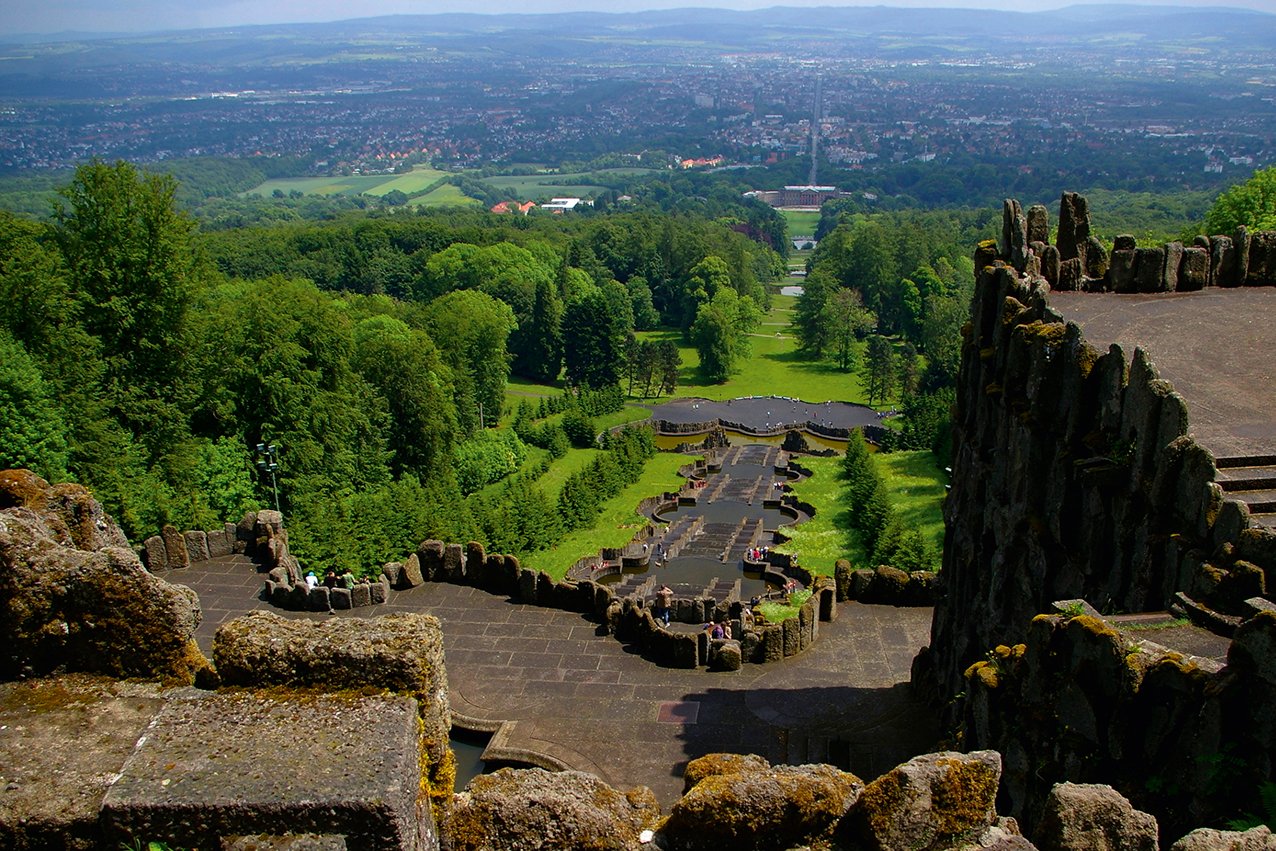 Die Parkanlage der Augustinum Seniorenresidenz Kassel geht direkt über in den Bergpark Wilhelmshöhe mit seinen Spazier- und Wanderwegen. Bergpark Wilhelmshöhe