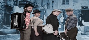 Vier Musiker mit Benjo, Akkordeon und Geige blicken über die Schulter Vier Musiker mit Benjo, Akkordeon und Geige blicken über die Schulter