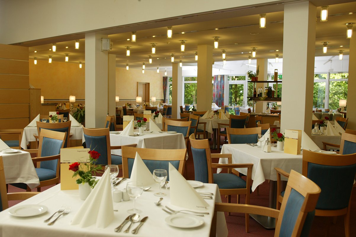 Täglich werden im Restaurant vier verschiedene Drei-Gänge-Menüs serviert. Auch zum Frühstück, Nachmittagskaffe und Abendessen sind Sie eingeladen. Täglich werden im Restaurant vier verschiedene Drei-Gänge-Menüs serviert. Auch zum Frühstück, Nachmittagskaffe und Abendessen sind Sie eingeladen.