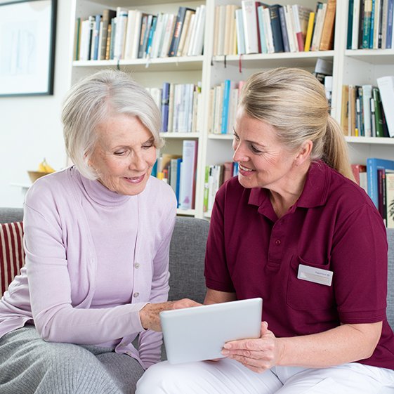 Qualität ist einer der Hauptpfeiler der Augustinum Gruppe Eine Mitarbeiterin des Augustinum und eine Bewohnerin der Augustinum Seniorenresidenzen im Gespräch