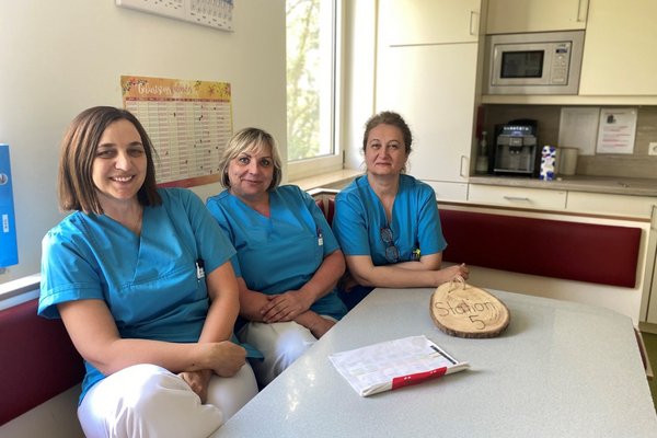 Augustinum Klinik München Spenden Drei Mitarbeiterinnen der Augustinum Klinik sitzen im Pausenraum